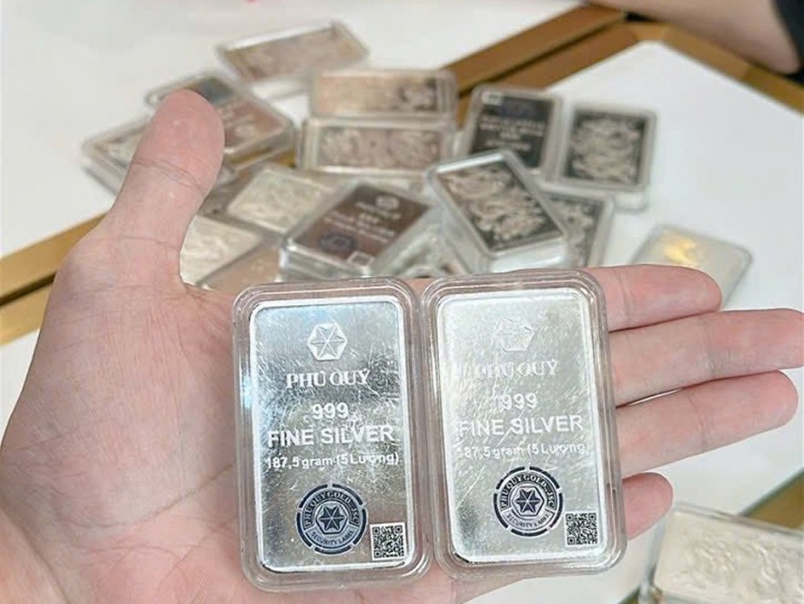 Ngày 24/4: Giá bạc tiếp đà lao dốc, bạc thỏi rời xa mốc 80 triệu đồng/kg