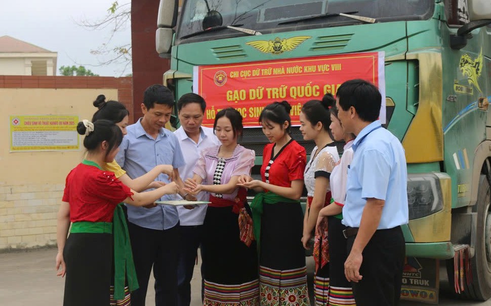 Ngành Dự trữ Nhà nước xuất cấp gạo hỗ trợ học sinh, học viên