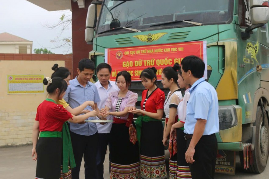 Ngành Dự trữ Nhà nước xuất cấp gạo hỗ trợ học sinh, học viên