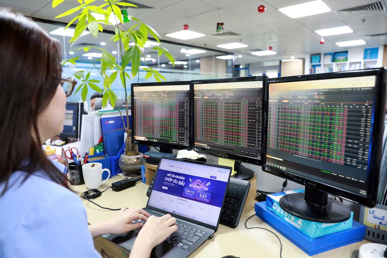 Chứng khoán ngày 28/4: VN-Index tăng hơn 22 điểm, áp sát mốc 1.900 điểm