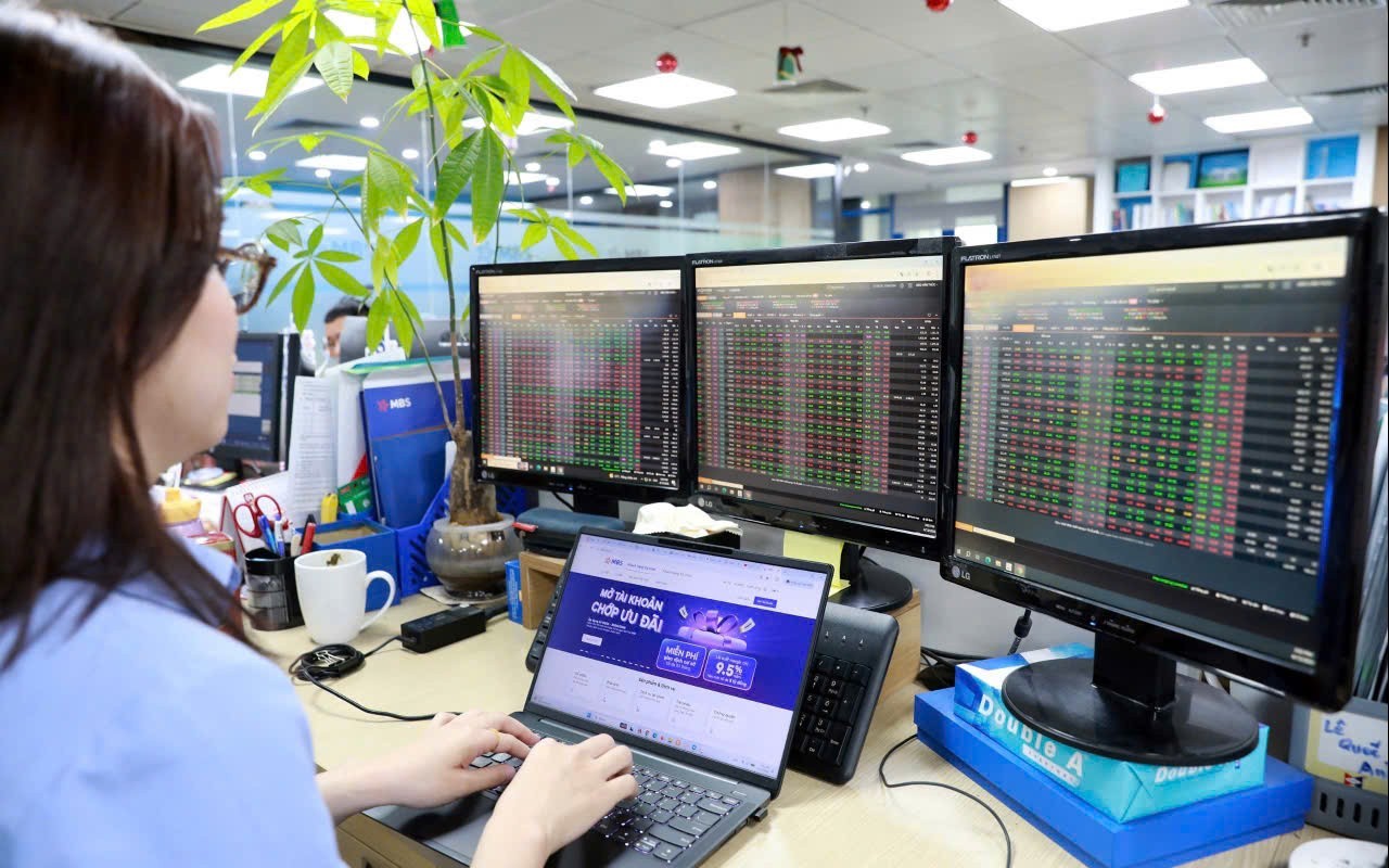 Chứng khoán ngày 28/4: VN-Index tăng hơn 22 điểm, áp sát mốc 1.900 điểm