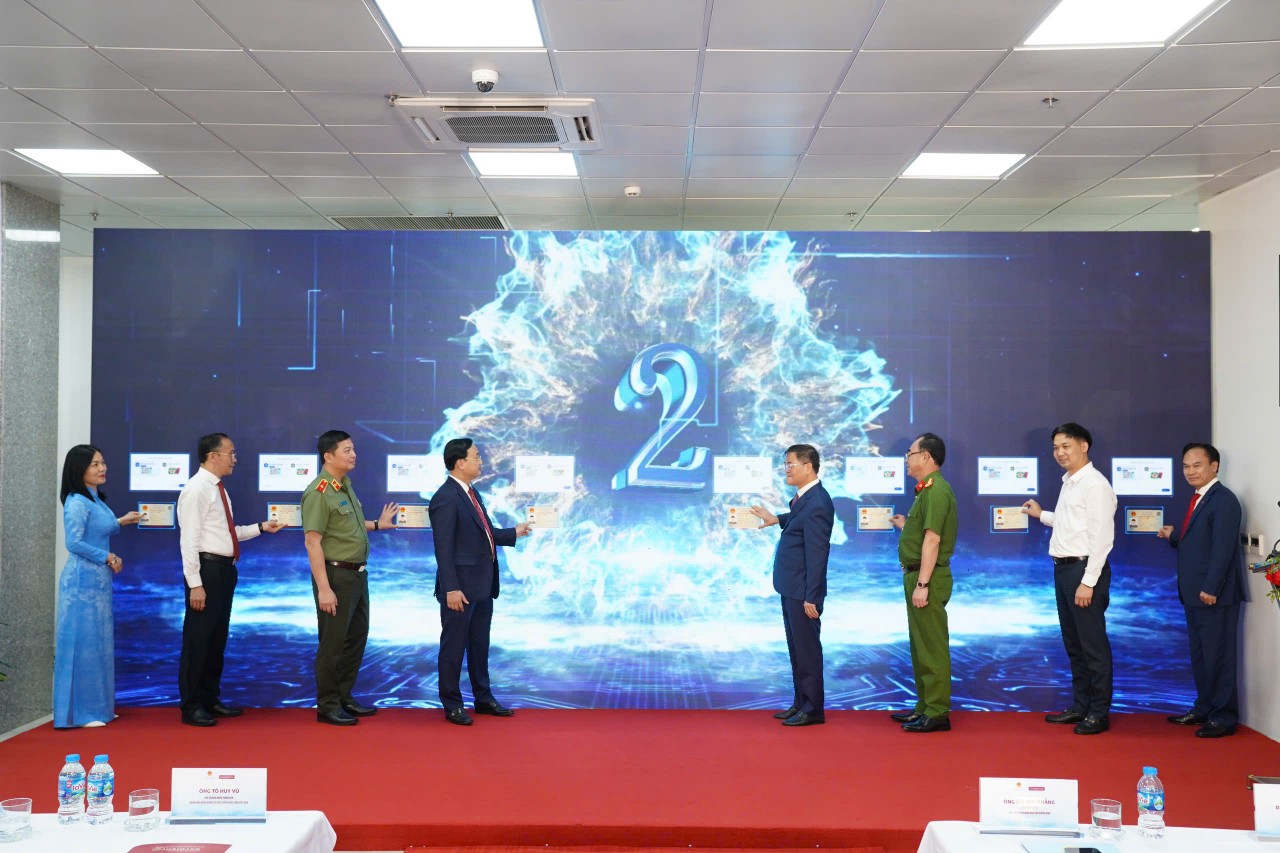 Các đại biểu thực hiện nghi thức ra mắt mô hình Kiosk thông minh.. Ảnh T.D