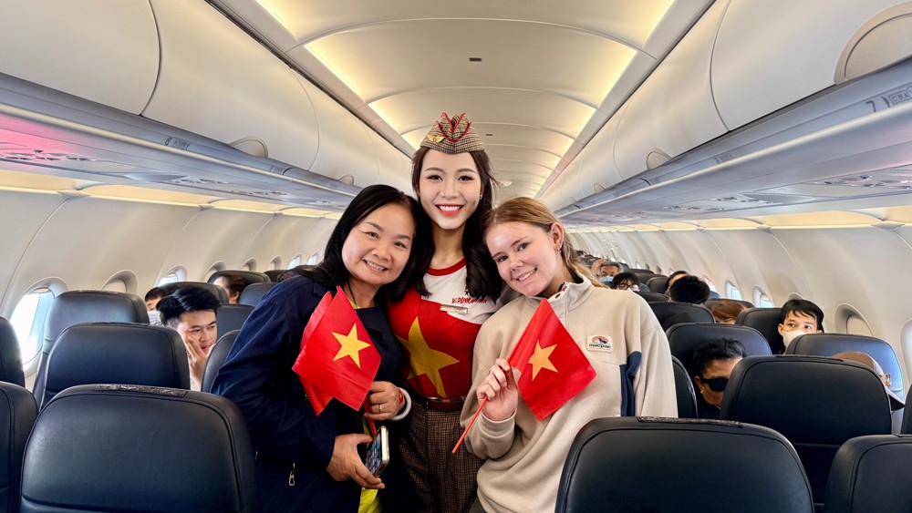 Bay giữa sắc đỏ tự hào, Vietjet chào mừng đại lễ 30/4