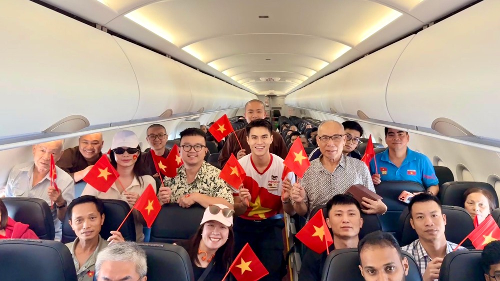Bay giữa sắc đỏ tự hào, Vietjet chào mừng đại lễ 30/4