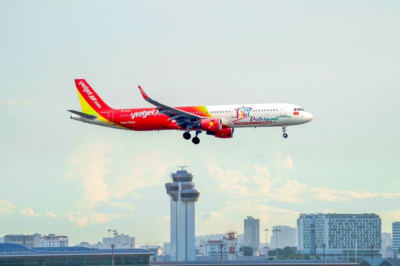 Bay giữa sắc đỏ tự hào, Vietjet chào mừng đại lễ 30/4