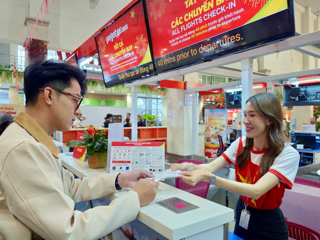 Bay giữa sắc đỏ tự hào, Vietjet chào mừng đại lễ 30/4