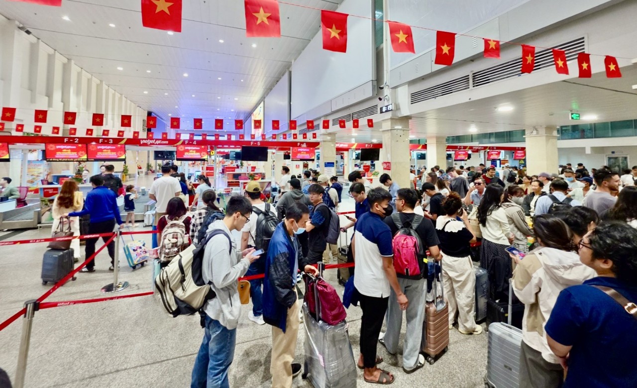 Bay giữa sắc đỏ tự hào, Vietjet chào mừng đại lễ 30/4