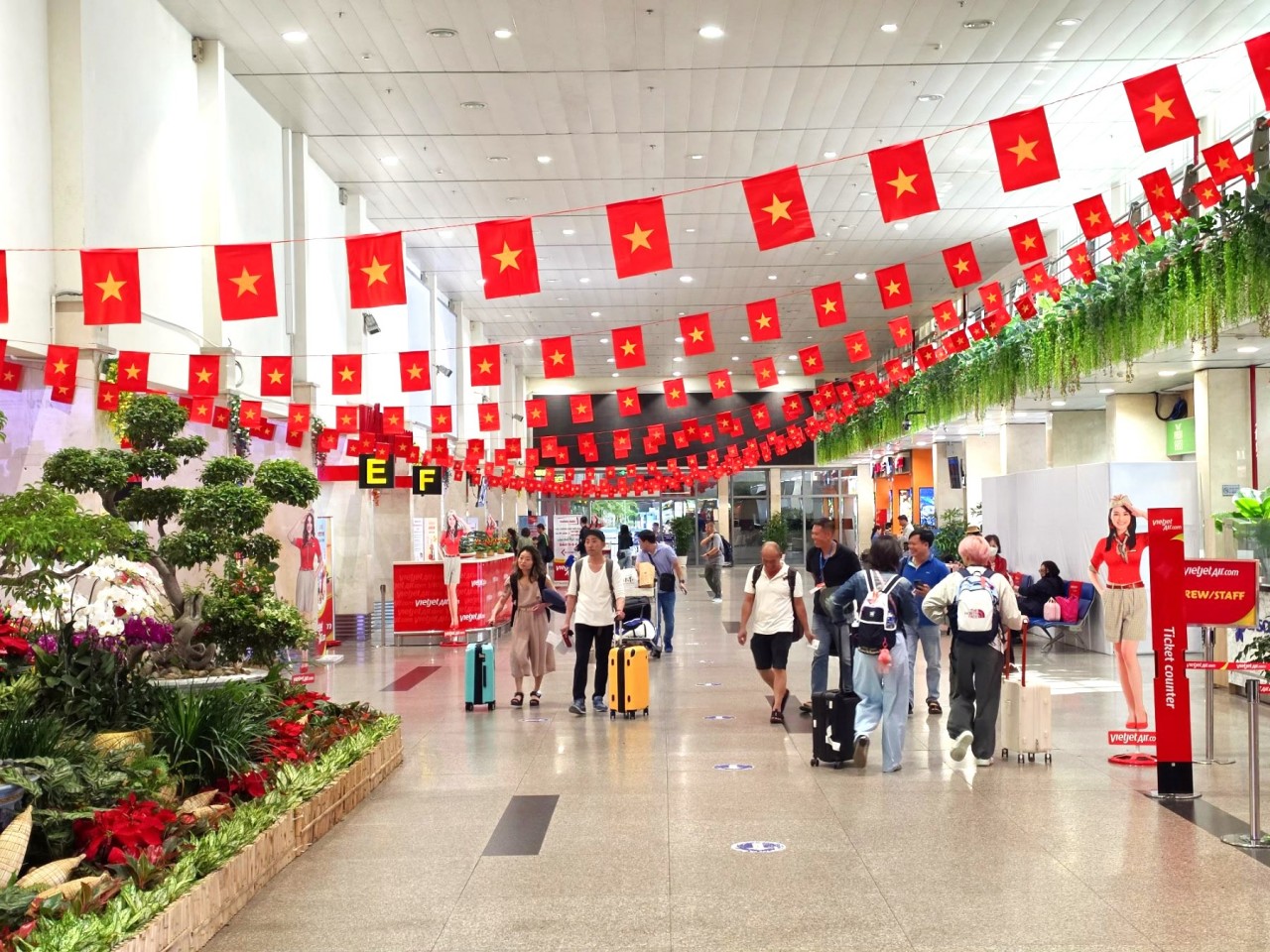 Bay giữa sắc đỏ tự hào, Vietjet chào mừng đại lễ 30/4