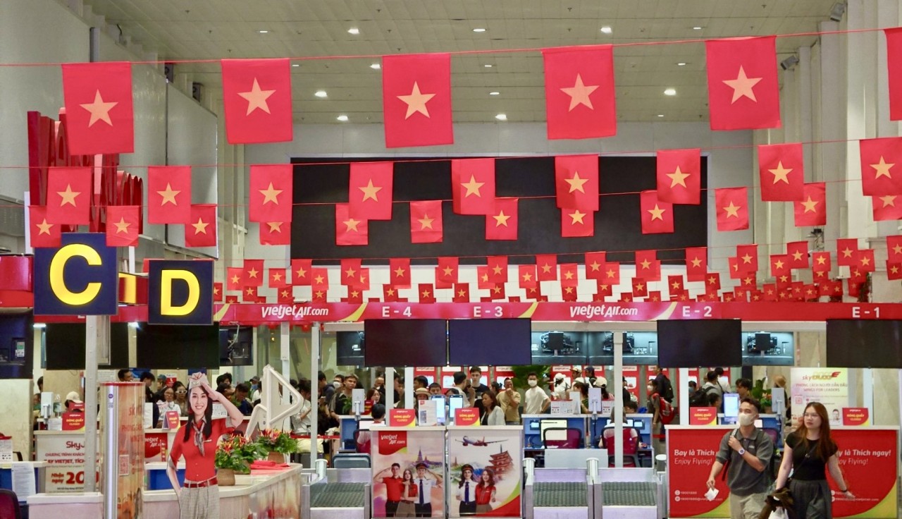 Bay giữa sắc đỏ tự hào, Vietjet chào mừng đại lễ 30/4