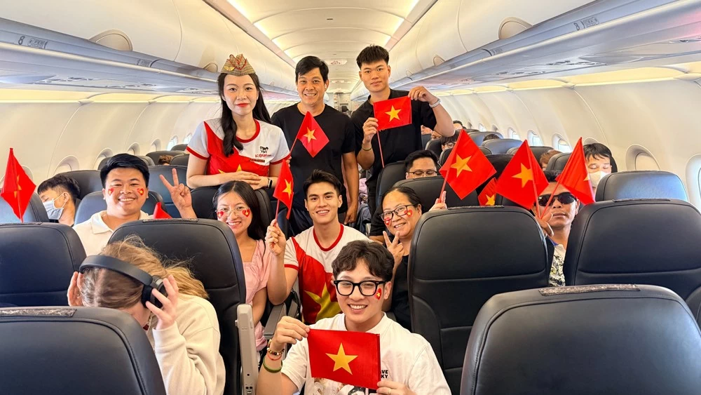 Bay giữa sắc đỏ tự hào, Vietjet chào mừng đại lễ 30/4