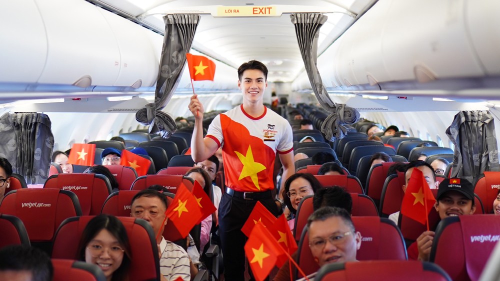 Bay giữa sắc đỏ tự hào, Vietjet chào mừng đại lễ 30/4