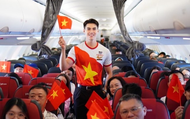 Bay giữa sắc đỏ tự hào, Vietjet chào mừng đại lễ 30/4
