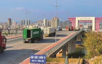 Hải quan cửa khẩu phía Bắc túc trực giữ mạch thông quan hàng hóa xuyên lễ
