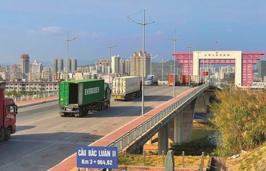 Hải quan cửa khẩu phía Bắc túc trực giữ mạch thông quan hàng hóa xuyên lễ