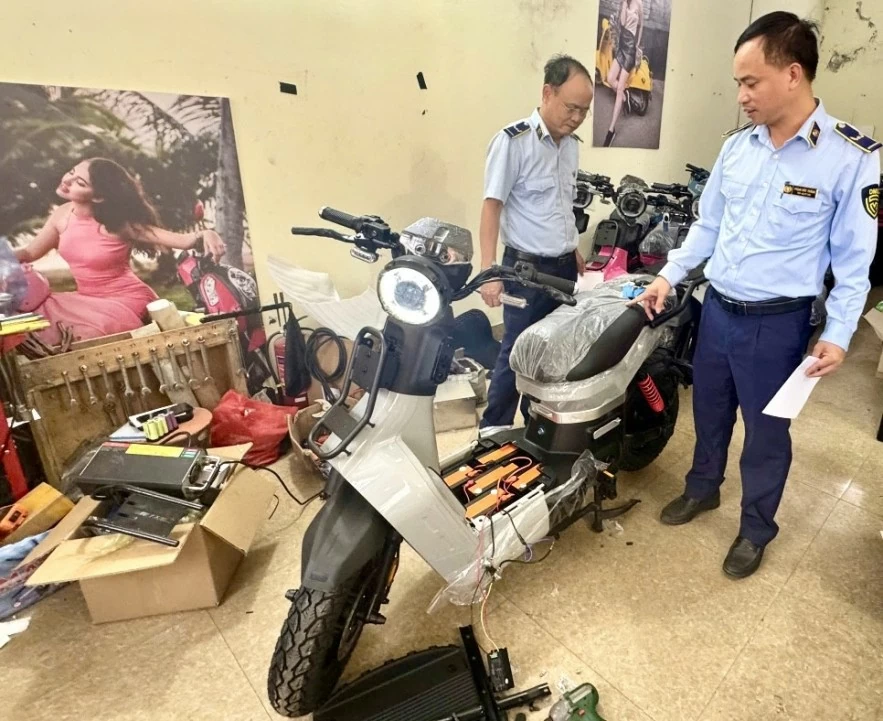 Cảnh báo nóng: Xe đạp điện “biến tướng” công suất lớn tràn ra đường Cảnh báo nóng: Xe đạp điện “biến tướng” công suất lớn tràn ra đường