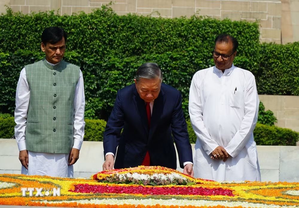 Tổng Bí thư, Chủ tịch nước Tô Lâm đặt vòng hoa tại Khu tưởng niệm Mahatma Gandhi và Tượng Chủ tịch Hồ Chí Minh