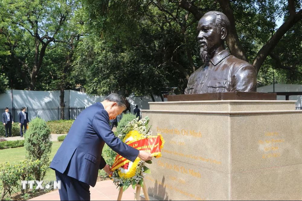 Tổng Bí thư, Chủ tịch nước Tô Lâm đặt vòng hoa tại Khu tưởng niệm Mahatma Gandhi và Tượng Chủ tịch Hồ Chí Minh