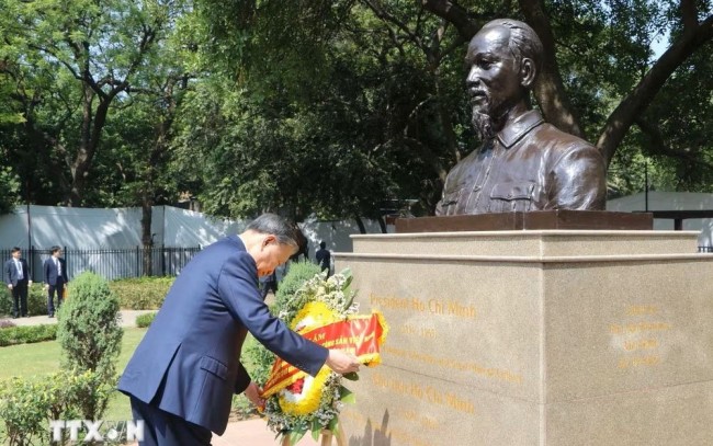 Tổng Bí thư, Chủ tịch nước Tô Lâm đặt vòng hoa tại Khu tưởng niệm Mahatma Gandhi và Tượng Chủ tịch Hồ Chí Minh