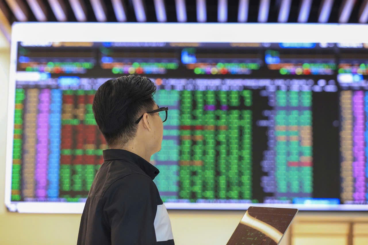 Chứng khoán ngày 6/5: Cổ phiếu chứng khoán khởi sắc, VN-Index áp sát mốc 1.900 điểm