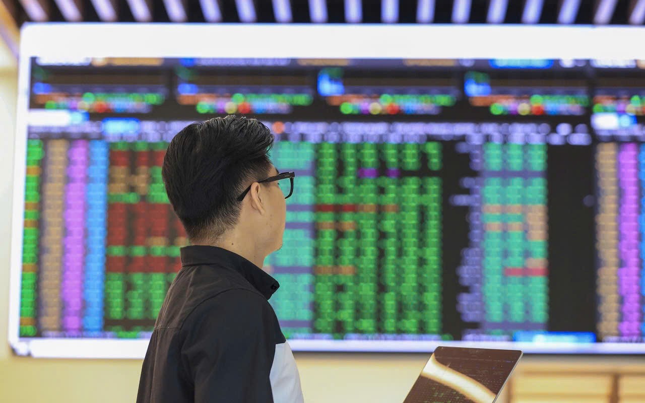 Chứng khoán ngày 6/5: Cổ phiếu chứng khoán khởi sắc, VN-Index áp sát mốc 1.900 điểm