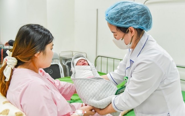 Vợ sinh con, lao động nam tham gia bảo hiểm xã hội tự nguyện được hưởng trợ cấp thai sản
