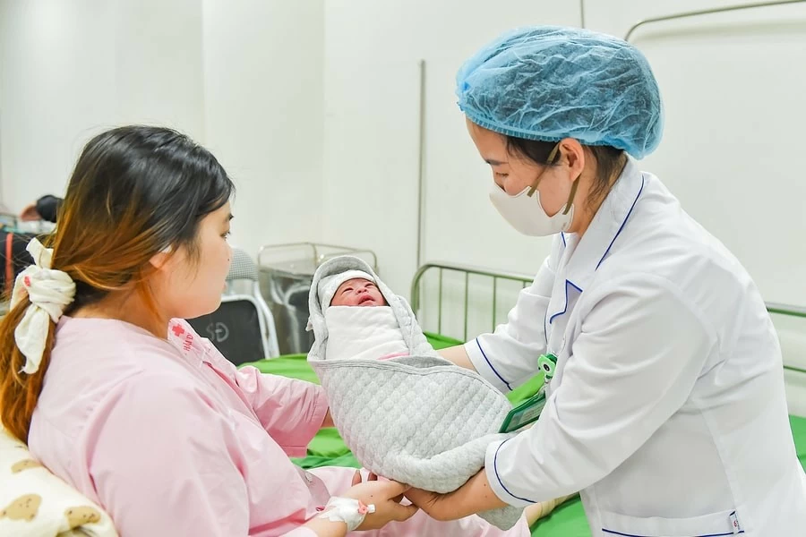 Vợ sinh con, lao động nam tham gia bảo hiểm xã hội tự nguyện được hưởng trợ cấp thai sản