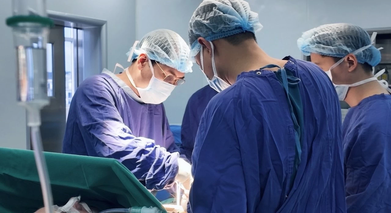 Cứu sống bệnh nhân người Anh có dạ dày “lạc chỗ” lên lồng ngực Cứu sống bệnh nhân người Anh có dạ dày “lạc chỗ” lên lồng ngực