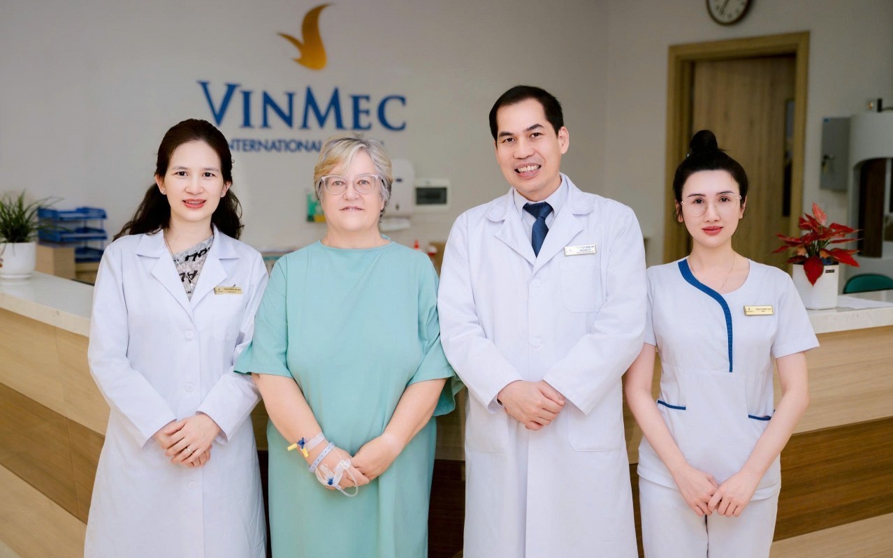 Cứu sống bệnh nhân người Anh có dạ dày “lạc chỗ” lên lồng ngực