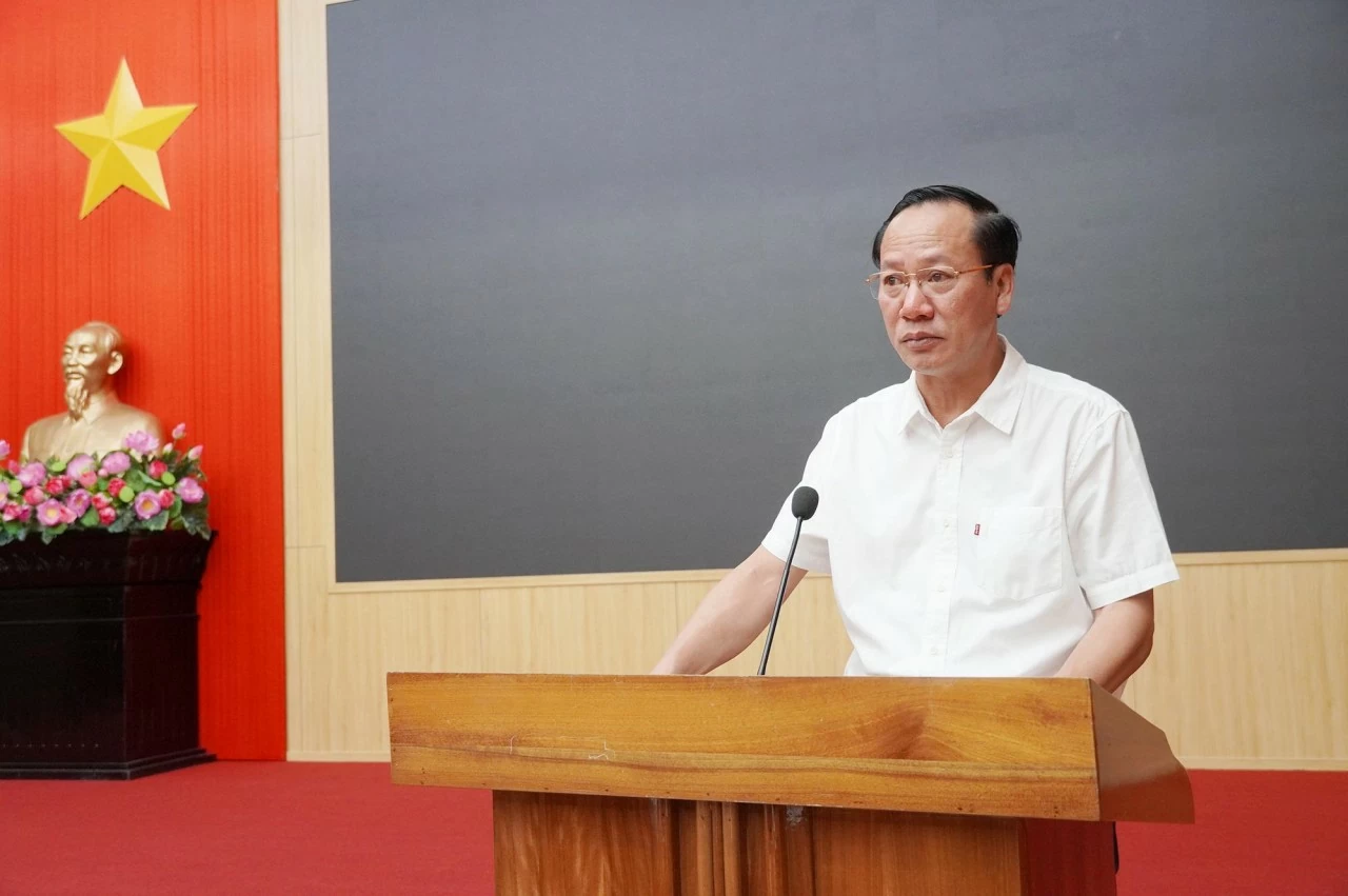 Giám đốc Sở Tài chính Quảng Trị Nguyễn Xuân Đạt báo cáo công tác giải ngân vốn đầu tư công tại cuộc họp