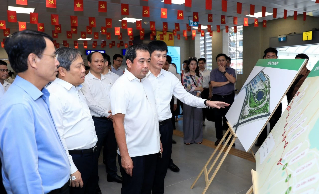 Lãnh đạo Hà Nội kiểm tra thực địa công tác vận hành Metro Nhổn - Ga Hà Nội, đôn đốc tiến độ ga ngầm S12