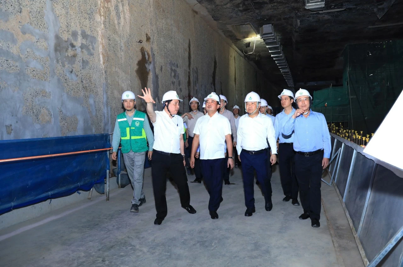 Lãnh đạo Hà Nội kiểm tra thực địa công tác vận hành Metro Nhổn - Ga Hà Nội, đôn đốc tiến độ ga ngầm S12