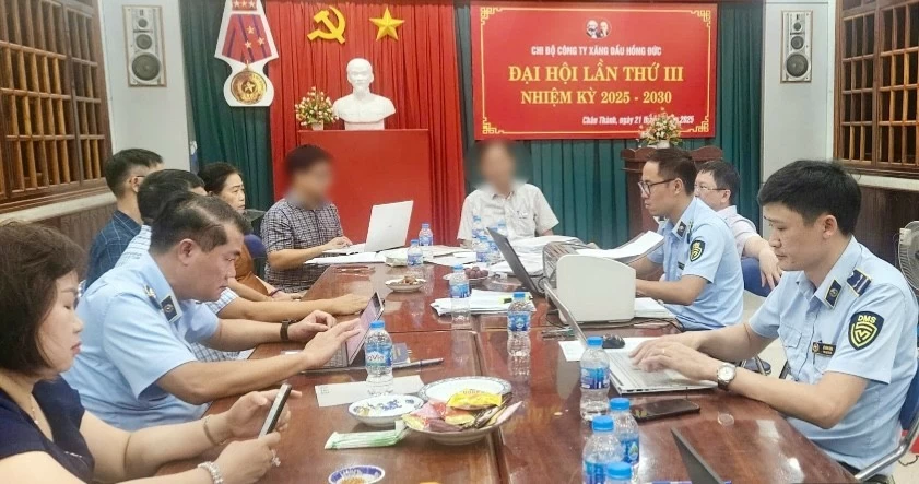 Phạt nóng, 2 doanh nghiệp đầu mối không bảo đảm dự trữ xăng dầu 320 triệu đồng Phạt nóng, 2 doanh nghiệp đầu mối không bảo đảm dự trữ xăng dầu 320 triệu đồng