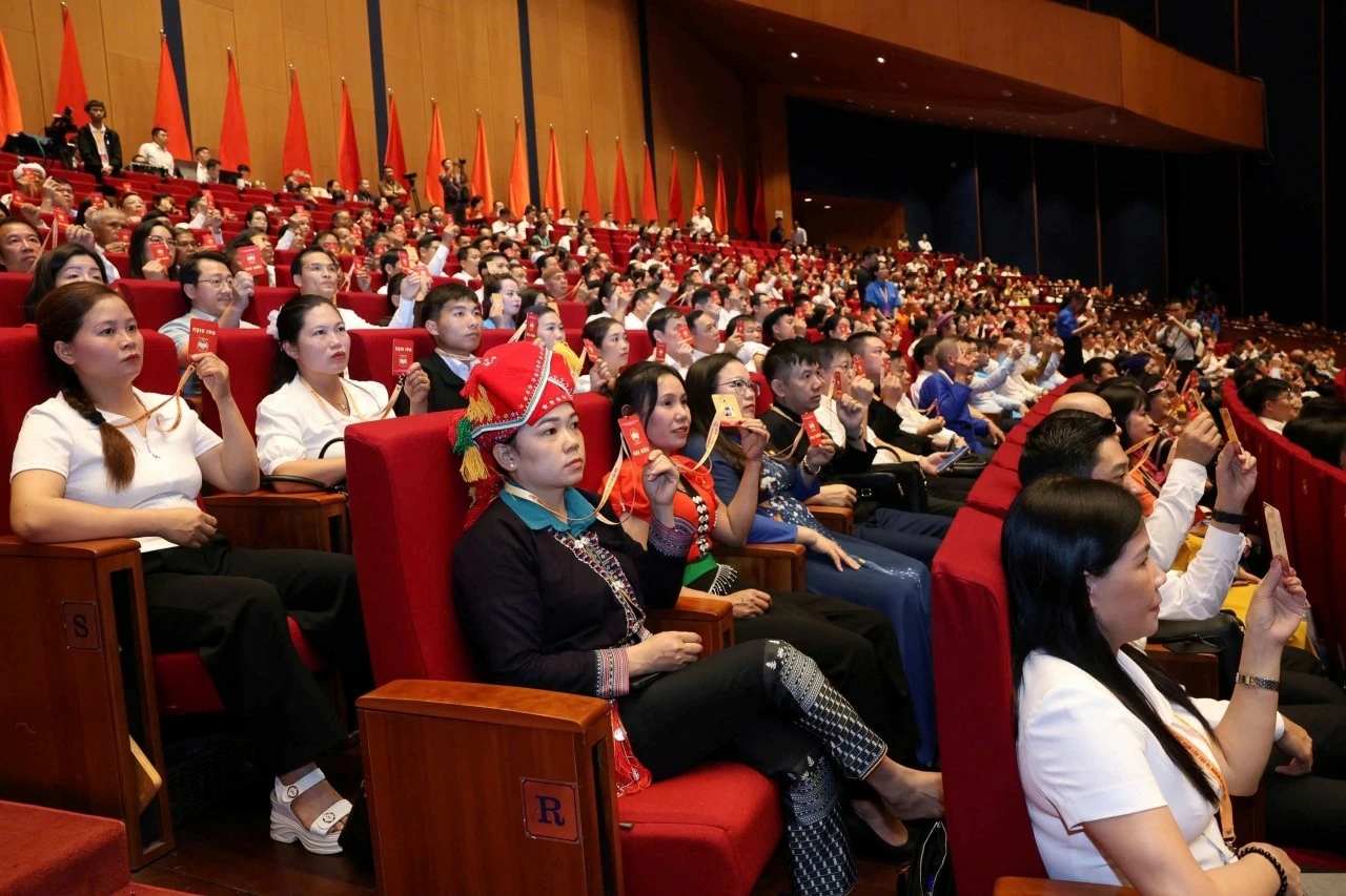 Ánh sáng Hồ Chí Minh soi đường cho chúng ta đi