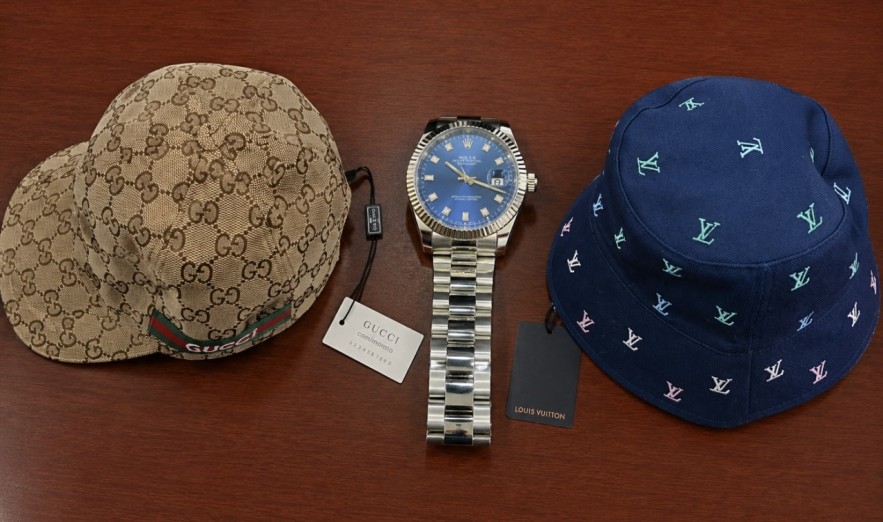 Hải quan phát hiện 5.090 sản phẩm giả mạo Gucci, Chanel, Louis Vuitton trong container quá cảnh Hải quan phát hiện 5.090 sản phẩm giả mạo Gucci, Chanel, Louis Vuitton trong container quá cảnh
