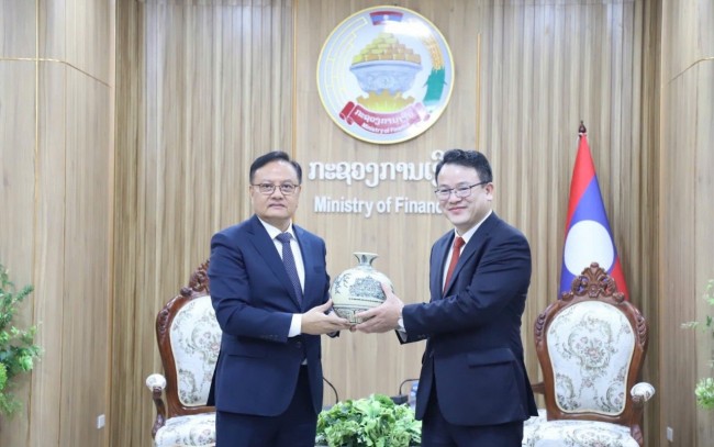 Thứ trưởng Trần Quốc Phương tiếp kiến Phó Thủ tướng Lào San-ti-phạp Phôm-vi-hẳn