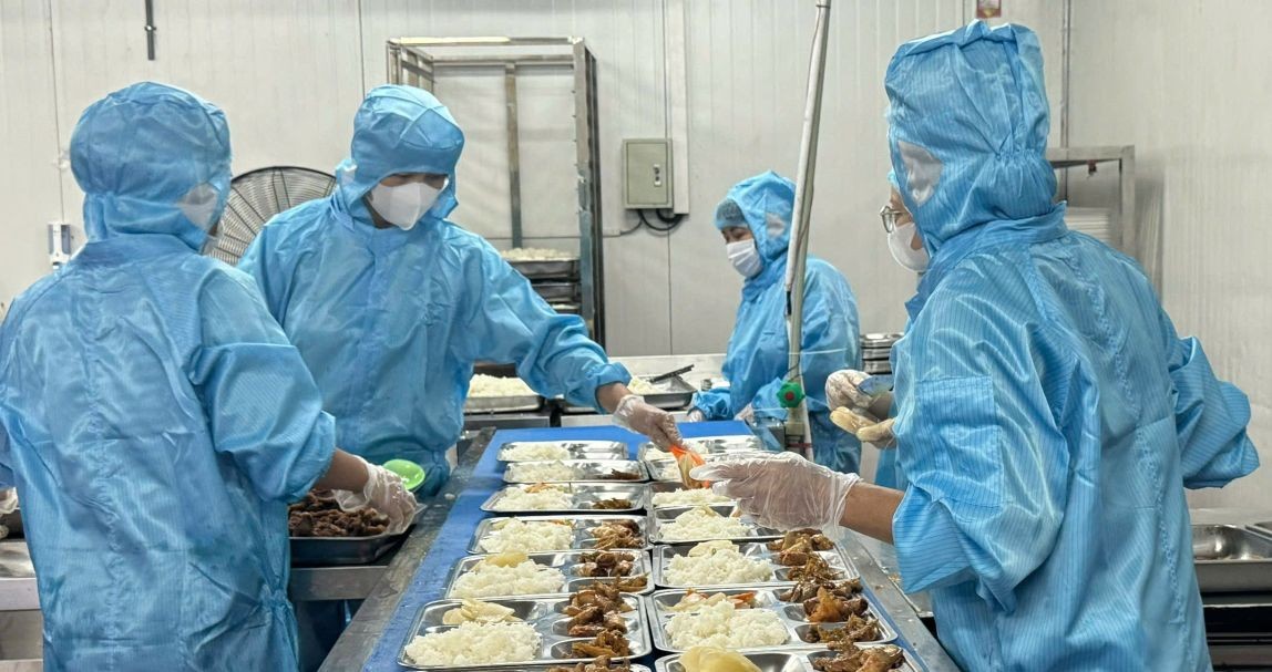 Hà Nội tăng tốc siết an toàn thực phẩm tại bếp ăn, suất ăn sẵn Hà Nội tăng tốc siết an toàn thực phẩm tại bếp ăn, suất ăn sẵn