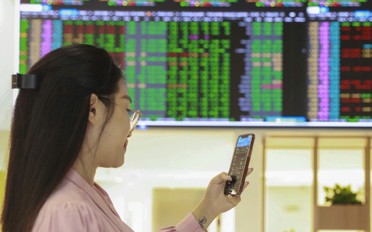 Chứng khoán ngày 14/5: Xu hướng tích cực duy trì, VN-Index lập đỉnh lịch sử mới