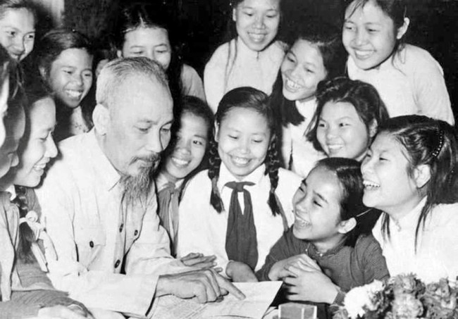 Ánh sáng Hồ Chí Minh soi đường cho chúng ta đi