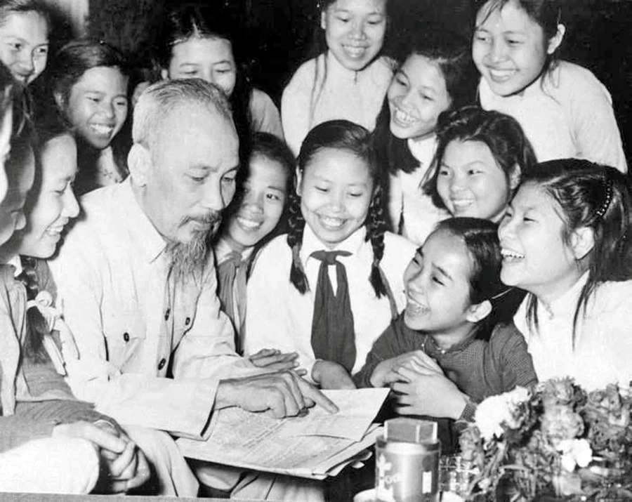 Ánh sáng Hồ Chí Minh soi đường cho chúng ta đi