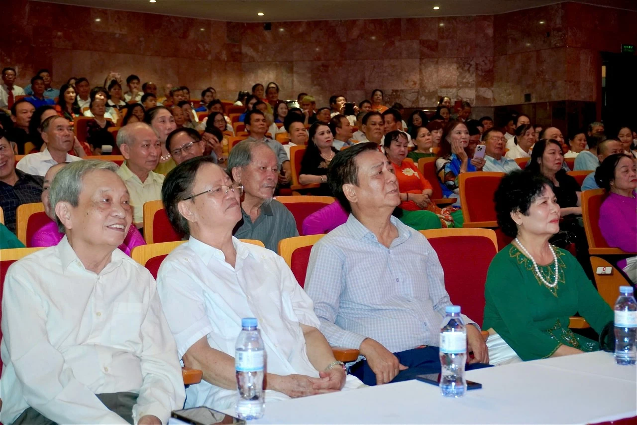 Kính dâng Bác Hồ tiếng hát quê hương Kính dâng Bác Hồ tiếng hát quê hương