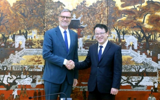 Thứ trưởng Trần Quốc Phương tiếp Đại sứ Pháp tại Việt Nam Olivier Brochet