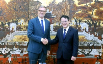 Thứ trưởng Trần Quốc Phương tiếp Đại sứ Pháp tại Việt Nam Olivier Brochet