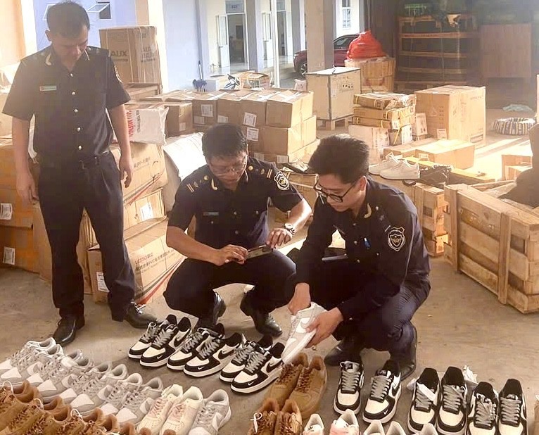 Hải quan phát hiện hơn 25.000 sản phẩm nghi giả mạo nhãn hiệu Harley-Davidson, Nike, Adidas