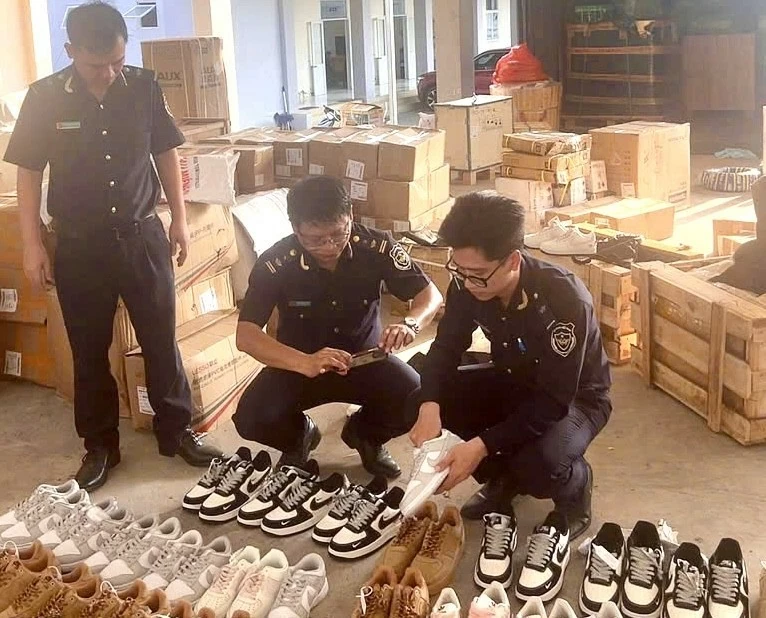 Hải quan phát hiện hơn 25.000 sản phẩm nghi giả mạo nhãn hiệu Harley-Davidson, Nike, Adidas