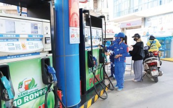 Xăng E10 tăng tốc trước giờ G nhờ giá rẻ và nguồn cung lớn