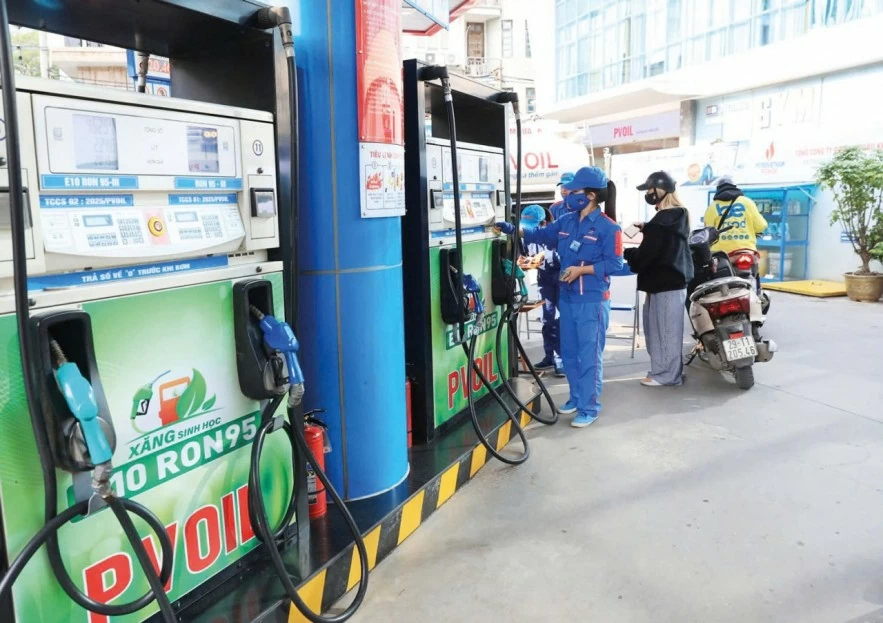 Xăng E10 tăng tốc trước giờ G nhờ giá rẻ và nguồn cung lớn