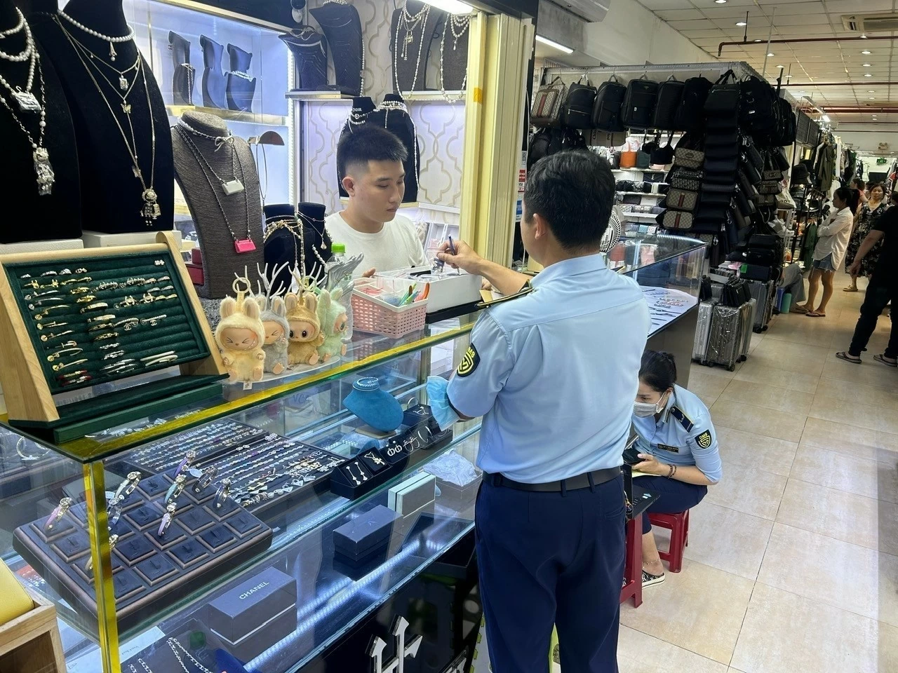 TP. Hồ Chí Minh xử lý hơn 880 vụ vi phạm hàng giả, hàng xâm phạm sở hữu trí tuệ TP. Hồ Chí Minh xử lý hơn 880 vụ vi phạm hàng giả, hàng xâm phạm sở hữu trí tuệ