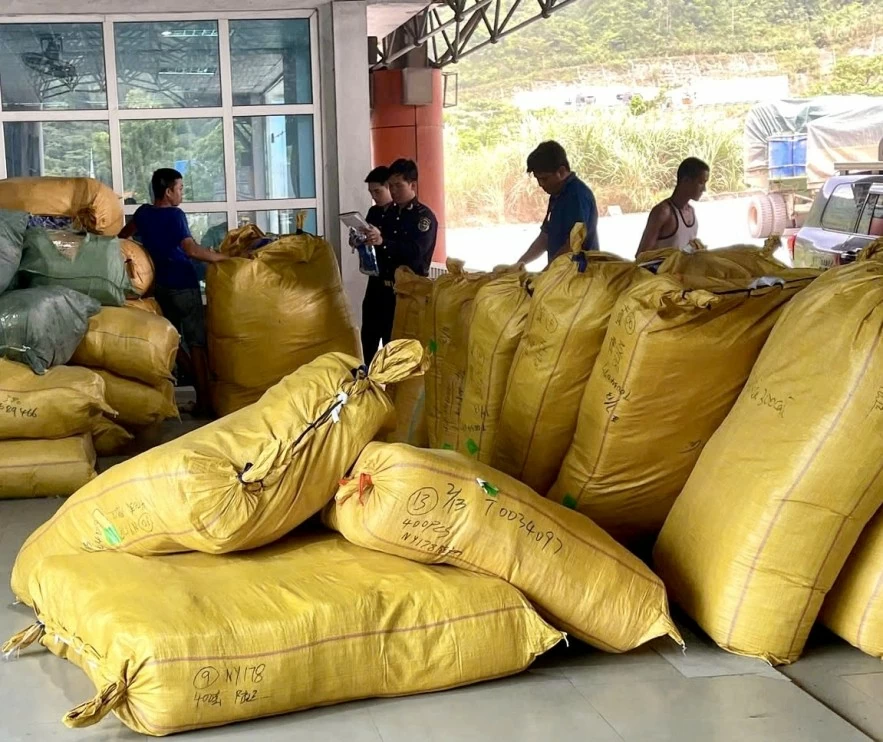 Hải quan chặn bắt hơn 17.500 sản phẩm giả mạo nhãn hiệu qua cửa khẩu miền Trung