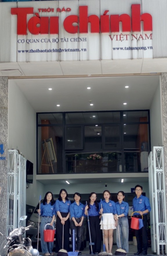 Sôi nổi hoạt động “Ngày Chủ nhật Xanh” tại Báo Tài chính - Đầu tư