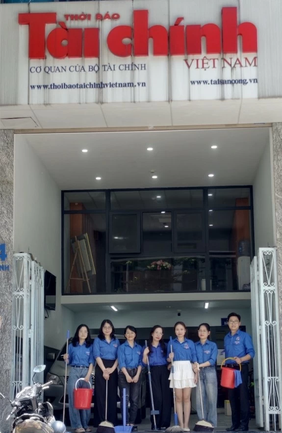 Sôi nổi hoạt động “Ngày Chủ nhật Xanh” tại Báo Tài chính - Đầu tư